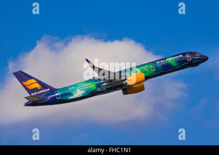 Hekla Icelandair Northern Lights Aurora Boeing 757 de Couleurs Spéciales Banque D'Images