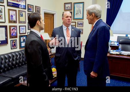 Washington, DC, USA. Feb 24, 2016. Le secrétaire d'Etat John Kerry et rempl. Dan Kildee, centre, parle avec Amir Hekmati, un citoyen des États-Unis récemment libérés de prison en Iran le 24 février 2016 à Washington, DC. Kerry a négocié la libération de Hekmati, un ancien marine américain qui a été arrêté en août 2011 pour avoir soi-disant espionnage pour la CIA. Credit : Planetpix/Alamy Live News Banque D'Images