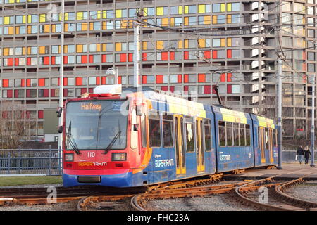 Un tramway passe par une rénovation des appartements sur le flanc de la colline du parc immobilier de logement dans le centre de la ville de Sheffield, Royaume-Uni Banque D'Images