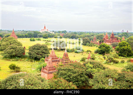 Pagodes anciennes dans la campagne de Bagan au Myanmar Banque D'Images