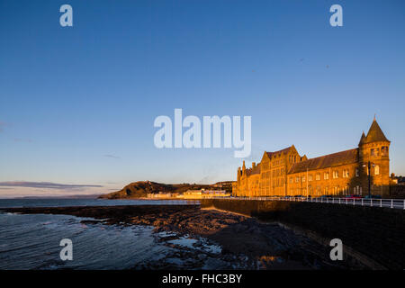 L'ancien collège à Aberystwyth, éclairé par un soleil chaud Banque D'Images