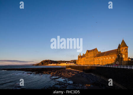 L'ancien collège à Aberystwyth, éclairé par un soleil chaud Banque D'Images