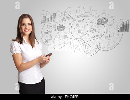 Fille d'affaires présentant des croquis dessinés à la main, des graphiques et des tableaux Banque D'Images