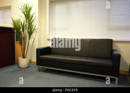 Une aire de réception, table canapé nouveau et toujours vide, peut-être un bureau ou Dr chirurgie. Février 2016 Banque D'Images