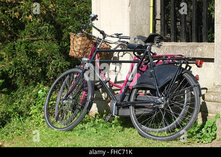 Très vieux style classique gauche Vélo pousser au soleil au sommet d'une nouvelle moto. 6 Juillet 2014 Banque D'Images