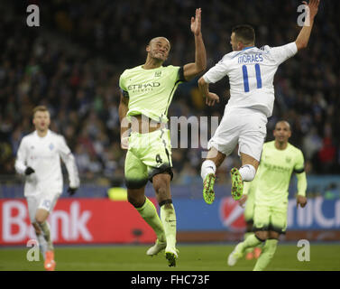 Manchester City FC Vincent Kompany réagit au cours de la Ligue des Champions Tour de jambe premier 16 match de football entre le FC Dynamo Kiev et Manchester City FC le 24 février 2016 à l'Olimpiyskyi stadium de Kiev. 21 Jan, 2016. © Michel Stepanov/ZUMA/Alamy Fil Live News Banque D'Images