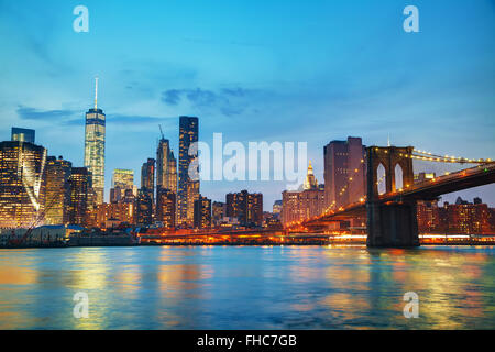 New York Ville paysage urbain dans la soirée après le coucher du soleil Banque D'Images