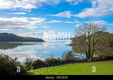 Vue du Carrick Roads sur la rivière Fal à Cornwall, UK Banque D'Images