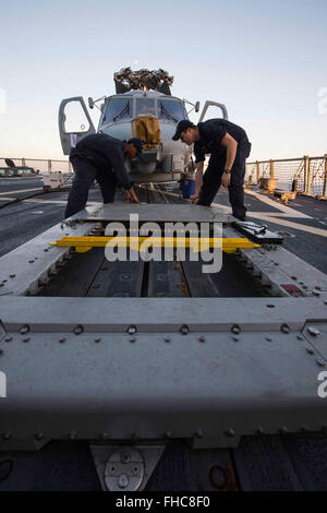 Un rapport sur les opérations quotidiennes de l'USS Farragut, un destroyer de missiles guidés de la 5e flotte américaine, fournissant des mises à jour militaires et l'état de la mission. Banque D'Images