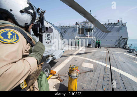Un rapport sur les opérations quotidiennes de l'USS Farragut, qui fait partie de la 5e flotte américaine, avec des comptes rendus détaillés de ses activités et de ses opérations. Banque D'Images
