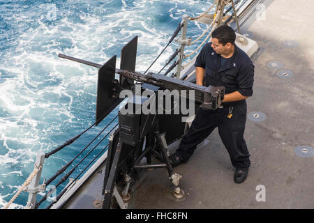 Un rapport sur les opérations quotidiennes de l'USS Farragut, y compris ses missions et activités dans le cadre de la 5e flotte des États-Unis, avec des mises à jour du CSG 12. Banque D'Images