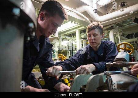 Rapport d'opérations quotidiennes de l'USS Farragut, détaillant les activités et les opérations du navire au sein de la 5e flotte américaine, qui fait partie du CSG 12 de la Marine, avec un accent sur les opérations navales et les rapports de mission. Banque D'Images