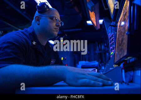 Un rapport sur les opérations quotidiennes de l’USS Farragut, qui fait partie de la 5e flotte américaine, mettant en évidence ses devoirs et ses activités dans un contexte militaire. Banque D'Images