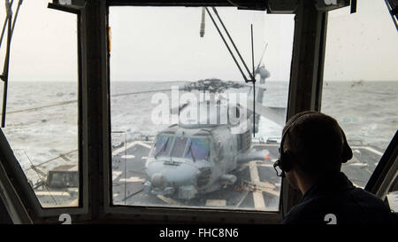 Un rapport sur les quartiers de vol de l'USS Farragut, axé sur ses activités dans le golfe Persique dans le cadre du CSG 12, détaillant les opérations de vol et l'état de préparation des navires. Banque D'Images