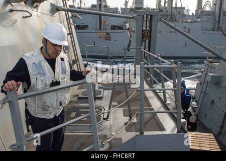 Un rapport sur les opérations de réapprovisionnement en cours de l'USS Farragut, détaillant le réapprovisionnement en fournitures et en matériaux lors de ses missions avec la 5e flotte américaine. Banque D'Images
