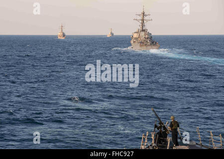 Un rapport sur le COMPTUEX (composite Training Unit Exercise) de l'USS Theodore Roosevelt Carrier Strike Group et de l'USS Farragut, détaillant les opérations navales et les missions d'entraînement. Banque D'Images