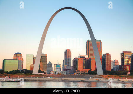 Centre-ville de St Louis, MO avec l'ancien palais de justice et la Gateway Arch au lever du soleil Banque D'Images