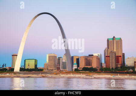 Centre-ville de St Louis, MO avec l'ancien palais de justice et la Gateway Arch au lever du soleil Banque D'Images