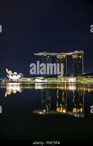 Singapour - 31 OCTOBRE : Aperçu de la marina bay avec le Marina Bay Sands le 31 octobre 2015 à Singapour. Banque D'Images