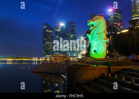 Singapour - 31 OCTOBRE : Aperçu de la marina bay avec le Merlion, le 31 octobre 2015 à Singapour. Banque D'Images