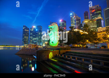 Singapour - 31 OCTOBRE : Aperçu de la marina bay avec le Merlion, le 30 octobre 2015 à Singapour. Banque D'Images