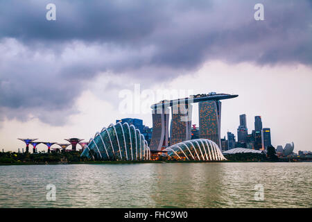 Singapour - 07 novembre : Aperçu de la marina bay avec Marina Bay Sands sur Novembre 07, 2015 à Singapour. Banque D'Images