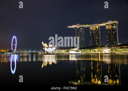 Singapour - 31 OCTOBRE : Aperçu de la marina bay avec le Marina Bay Sands le 31 octobre 2015 à Singapour. Banque D'Images