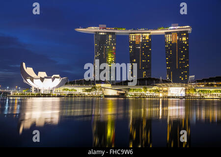 Singapour - 31 OCTOBRE : Aperçu de la marina bay avec le Marina Bay Sands le 31 octobre 2015 à Singapour. Banque D'Images