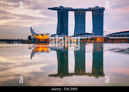 Singapour - 31 OCTOBRE : Aperçu de la marina bay avec le Marina Bay Sands le 31 octobre 2015 à Singapour. Banque D'Images