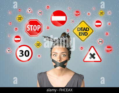 Jeune femme avec bouche collés et les feux de circulation Banque D'Images