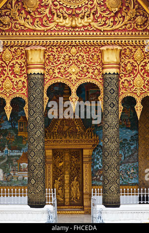 Élaborer des colonnes et façade d'un temple bouddhiste - Luang Prabang, Laos Banque D'Images