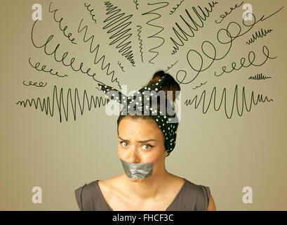 Jeune femme avec la bouche et lignes bouclés collés Banque D'Images