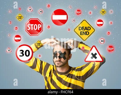 Jeune homme avec des yeux collés et les feux de circulation Banque D'Images