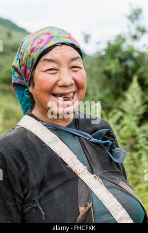 Femme Akha avec dents de couleur noix de bétel, Birmanie Banque D'Images