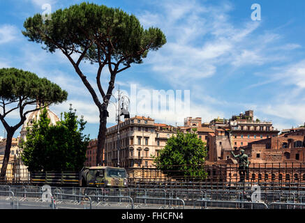 Un camion militaire camouflée, partie d'une présence militaire visible dans le centre de Rome le 2 juin, Fête de la République. Banque D'Images