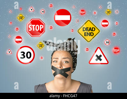 Jeune femme avec bouche collés et les feux de circulation Banque D'Images