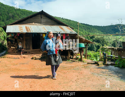 Mère et enfant dans un village Akha, Birmanie Banque D'Images