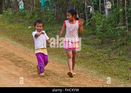 Frère et sœur laotienne à pied sur le PLATEAU DES BOLAVENS près de Pakse, LAOS DU SUD - Banque D'Images