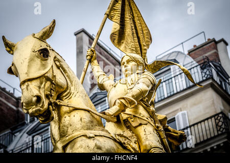 La statue dorée de Sainte Jeanne d'Arc de la rue de Rivoli à Paris, France. sculptée par Emmanuel Fremiet en 1864. Banque D'Images