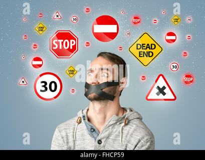 Jeune homme avec la bouche ou collés et les feux de circulation Banque D'Images