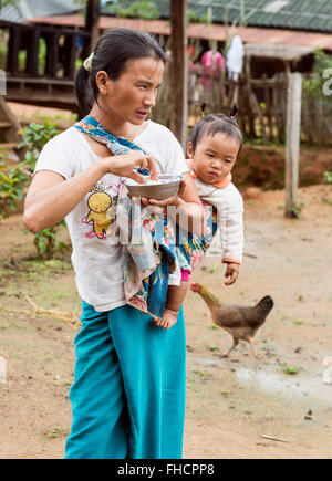 Mère et enfant dans un village Akha, Birmanie Banque D'Images