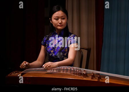 Londres, Royaume-Uni. Feb 24, 2016. Musicien chinois, Wu MengMeng Guzheng un musicien, le son de la rivière et du ciel fonctionne à la chaîne de soie Duo' le 24 fév 2016 à Sands Films, Rotherhithe à Londres, en Angleterre. Credit : Voir Li/Alamy Live News Banque D'Images