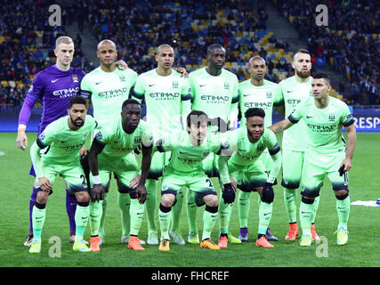 Kiev, Ukraine. 24 Février, 2016. Les joueurs de l'équipe de Manchester City FC posent pour une photo de groupe avant l'UEFA Champions League Round 16 match de football FC Dynamo Kyiv vs Manchester City FC à NSC Olimpiyskyi stadium à Kiev, le 24 février 2016. Crédit : Oleksandr Prykhodko/Alamy Live News Banque D'Images