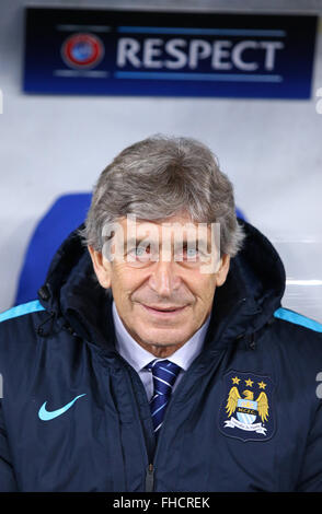 Kiev, Ukraine. 24 Février, 2016. Manchester City FC manager Manuel Pellegrini cherche sur pendant l'UEFA Champions League Round 16 match de football FC Dynamo Kyiv vs Manchester City FC à NSC Olimpiyskyi stadium à Kiev, le 24 février 2016. Crédit : Oleksandr Prykhodko/Alamy Live News Banque D'Images