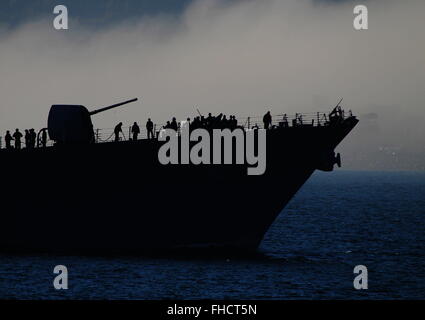 L'USS Sullivans (DDG-68), un destroyer de classe Arleigh Burke de la marine des États-Unis, arrive pour l'exercice Joint Warrior 15-2. Banque D'Images