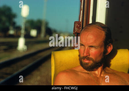 Train hobo et photographe Tchad Ehlers équitation le rail en voiture à travers les plaines du Montana Banque D'Images