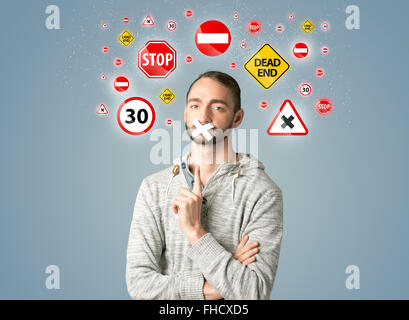 Jeune homme avec la bouche ou collés et les feux de circulation Banque D'Images