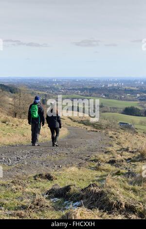 Un jeune couple en train de marcher dans le vieux Kilpatrick hills surplombant Glasgow, Écosse, Royaume-Uni, sur une belle journée hivers. Banque D'Images