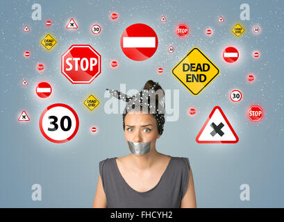 Jeune femme avec bouche collés et les feux de circulation Banque D'Images