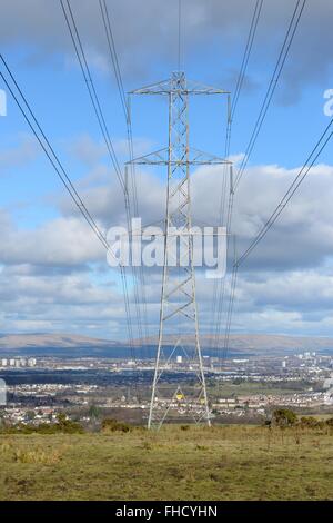 National Grid pylône de l'électricité sur la ville de Glasgow, Écosse, Royaume-Uni Banque D'Images